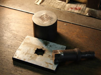 プレス型作成と必要に応じて抜き型作成